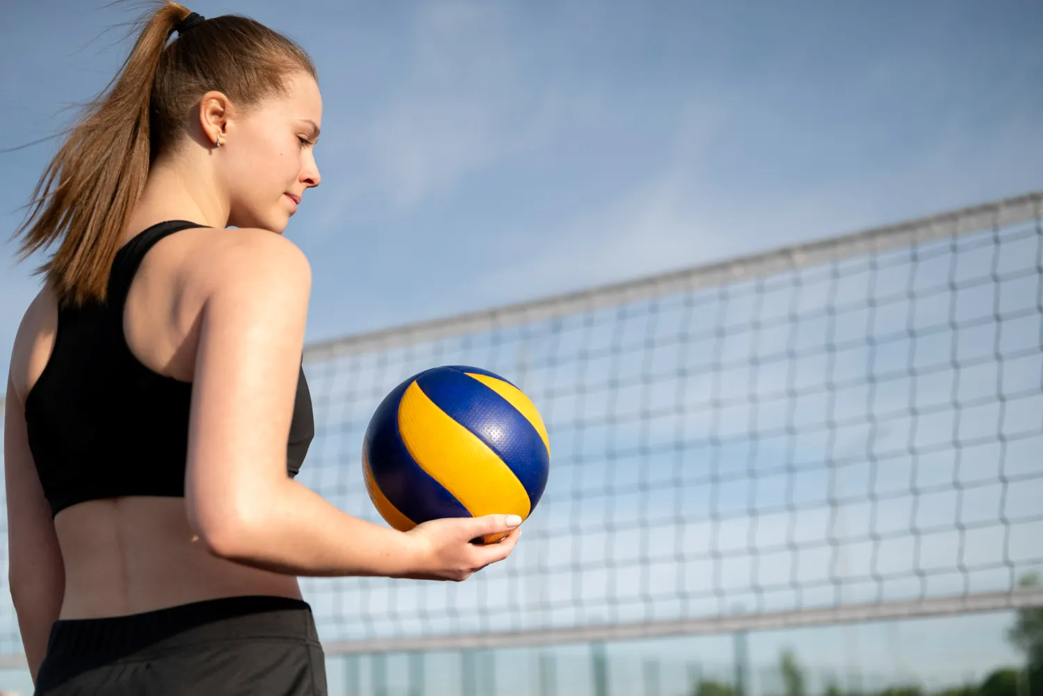 Como a Musculação Ajuda um Jogador de Vôlei: 9 Benefícios Para Salto, Força e Desempenho